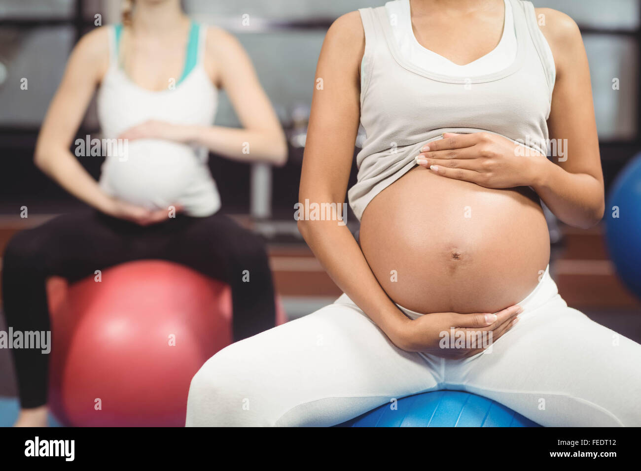 Les femmes enceintes faisant de l'exercice avec fitness ball Banque D'Images