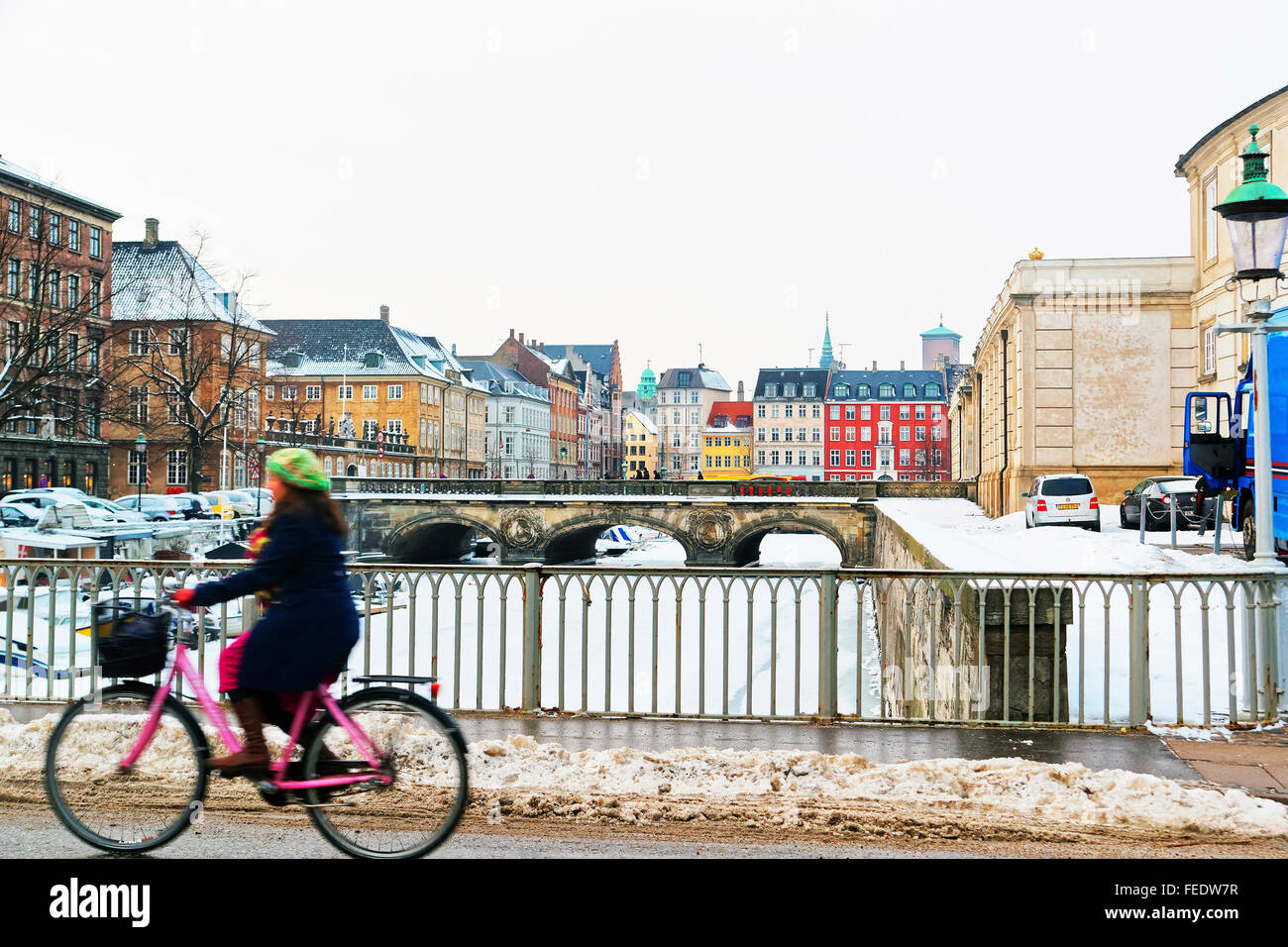 Copenhague, Danemark - 5 janvier 2011 : Girl on bicycle passant par (en mouvement) le pont de Copenhague en hiver. Copenhague est Banque D'Images