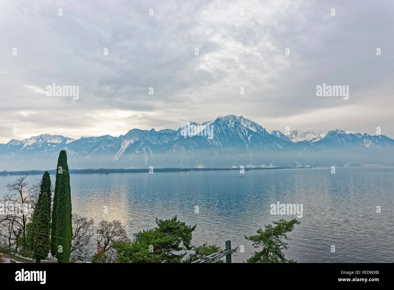 Le lac de Genève Vue de Montreux en Suisse en hiver. Le lac de Genève est  un lac sur le côté nord des Alpes, entre la Suisse et la France. C'est l'un
