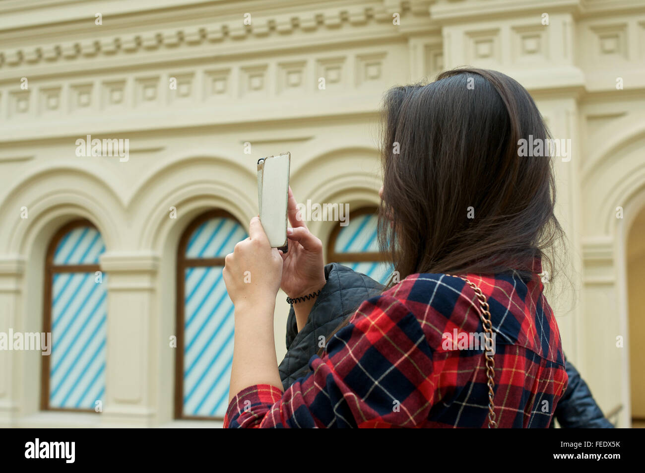 Girl taking photo avec le téléphone à l'intérieur du shopping mall Banque D'Images