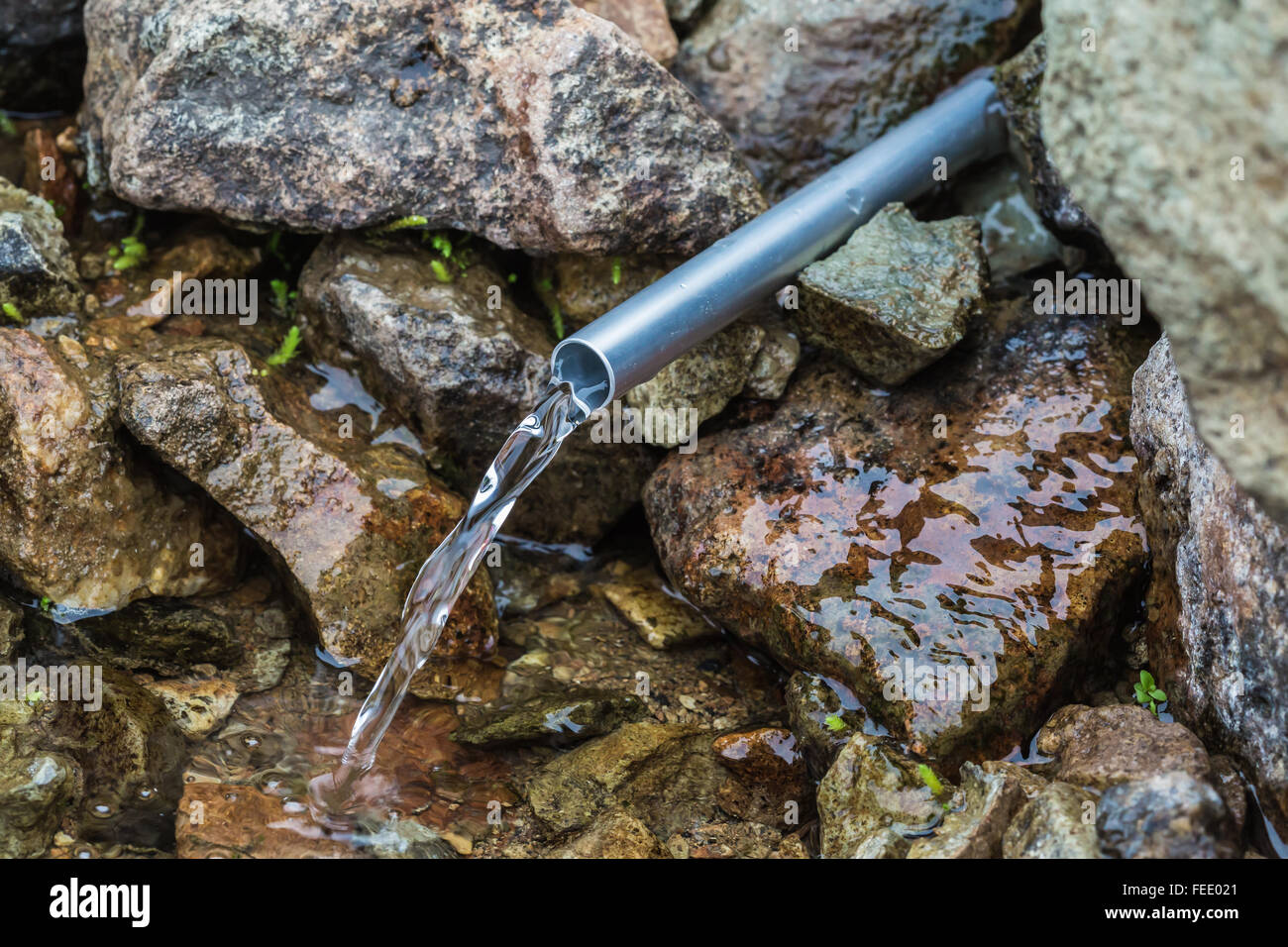 Kit de réparation tente de virole dirige l'eau de printemps pour randonneur, mont Baker-Snoqualmie National Forest, Washington State, USA Banque D'Images