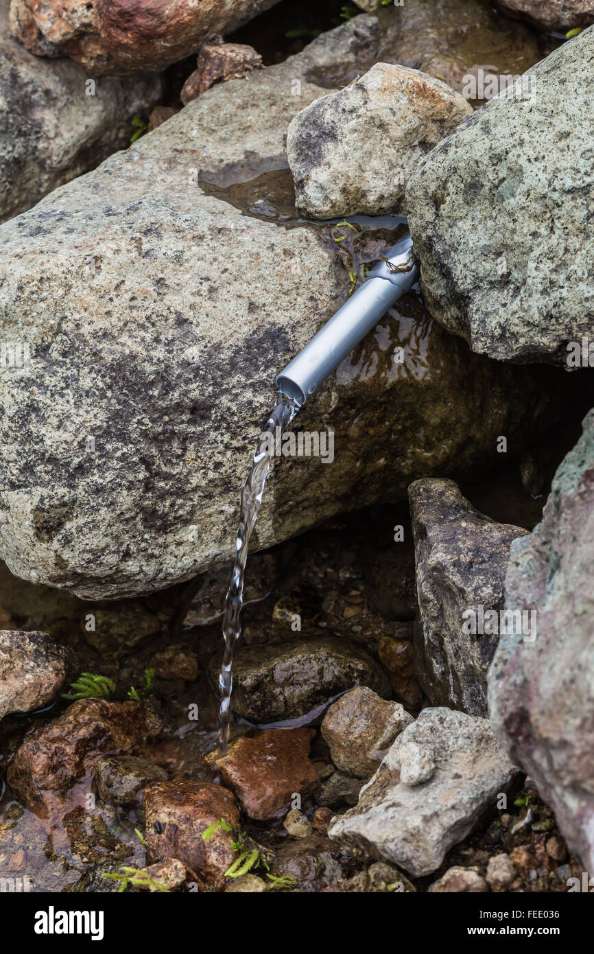 Kit de réparation tente de virole dirige l'eau de printemps pour randonneur, mont Baker-Snoqualmie National Forest, Washington State, USA Banque D'Images