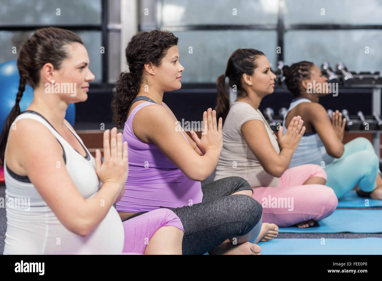 Les femmes enceintes yoga mats Banque D'Images