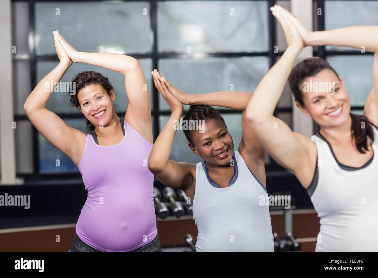 Cheerful femmes enceintes faisant du yoga Banque D'Images