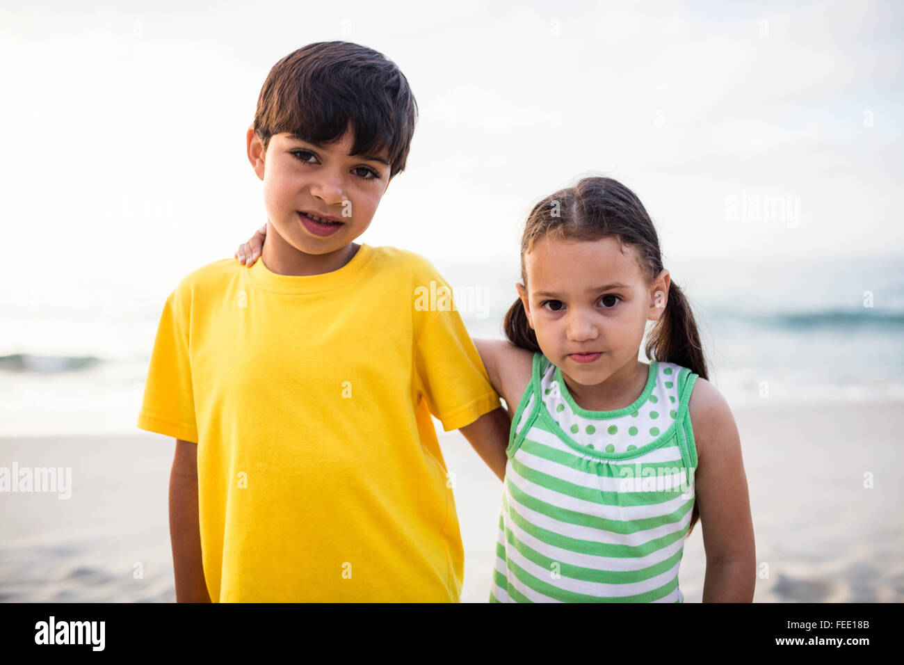 Frères et sœurs mignon avec bras autour de Banque D'Images
