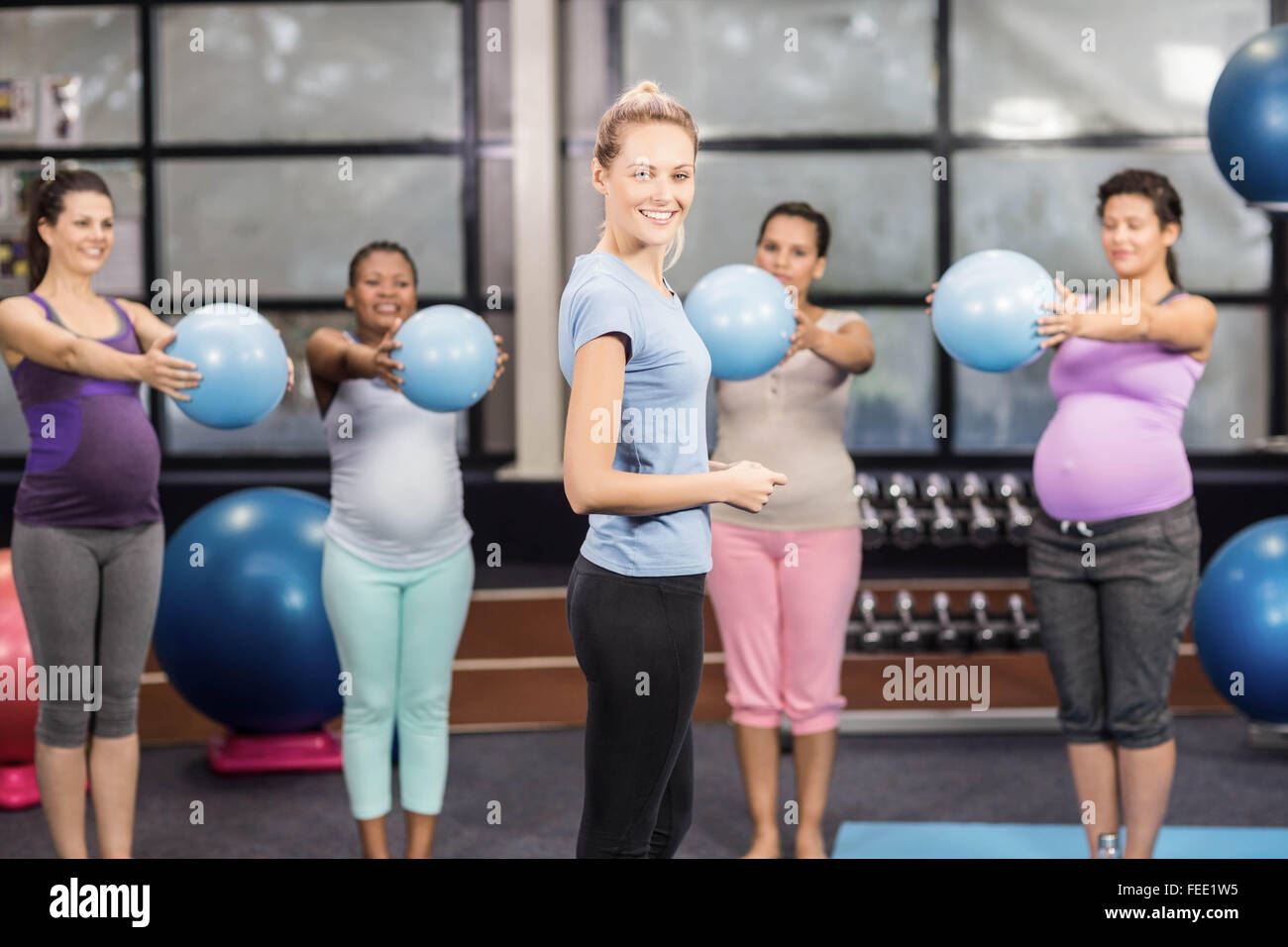 Les femmes enceintes et formateur exerçant avec fitness ball Banque D'Images