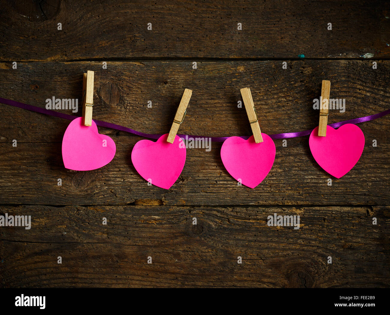 Coeur rose papier coupé avec pinces à linge. Concept de saison Jour de Valentines Banque D'Images