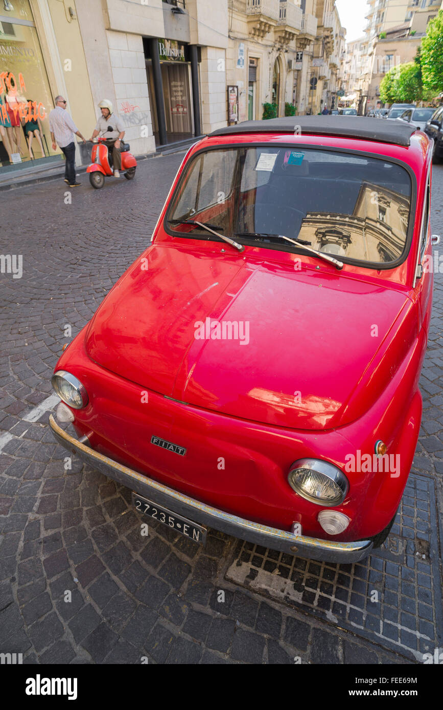 Fiat 500 en Italie, en vue d'un classique Fiat 500 Cinquecento stationné dans la Via Roma, Enna, Sicile. Banque D'Images