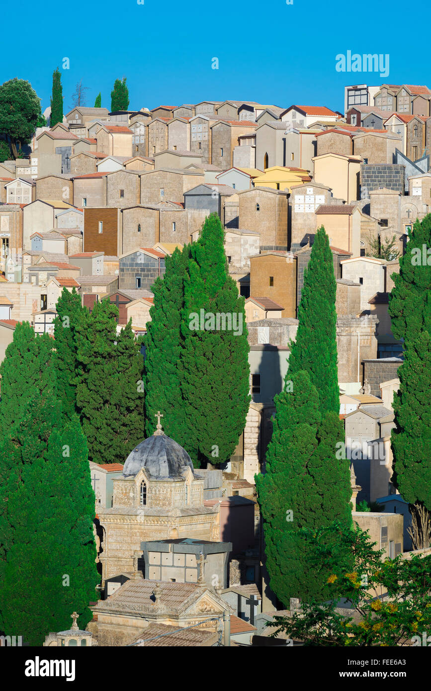 Cimetière complet, vue d'un cimetière hillside bondé à la périphérie d'Enna en Sicile centrale Banque D'Images