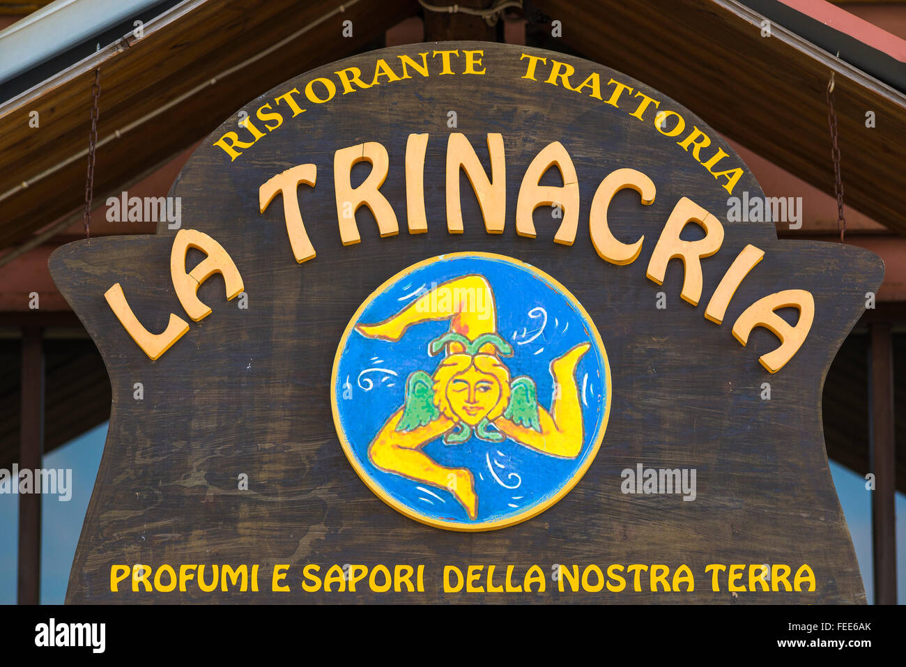 Sicile restaurant, un restaurant sign à Enna, Sicile, dépeint l'île à trois pattes distinctive de l'emblème régional, la Trinacria. Banque D'Images