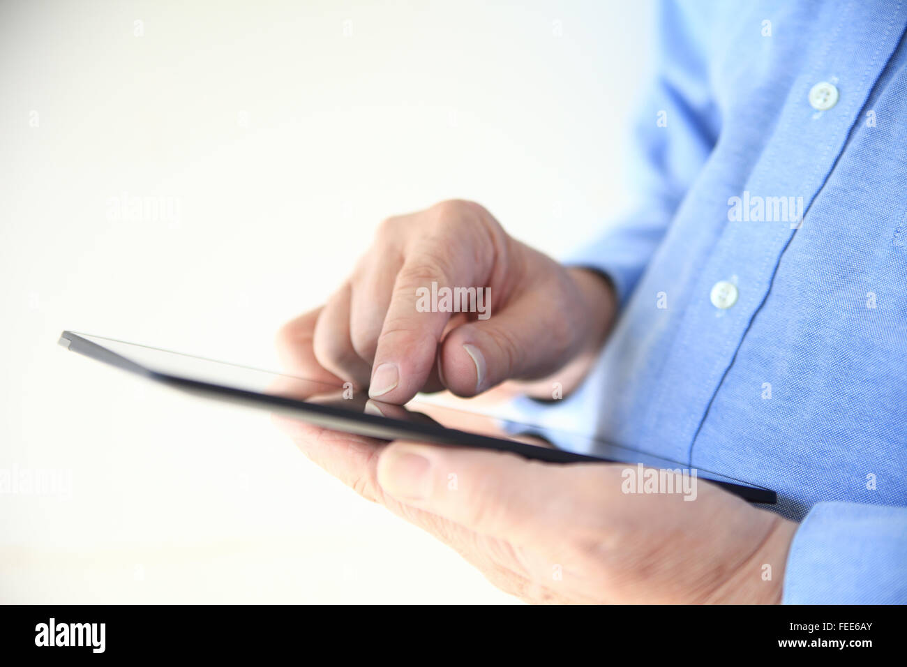 Vue rapprochée d'un homme à l'aide d'une tablette Banque D'Images