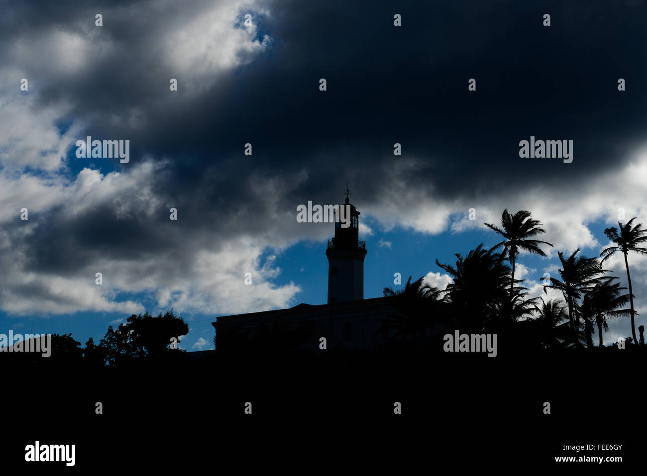 Phare de Punta Tuna (silhouette) est situé dans le sud-est de l'île, dans la ville de Yabucoa. Puerto Rico. Banque D'Images