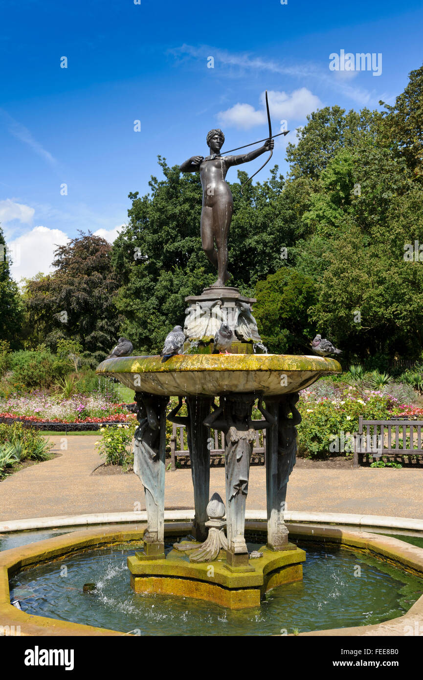 Sculpture d'une femelle d'un archer sur le dessus d'une fontaine à Hyde Park, Londres, Royaume-Uni. Banque D'Images