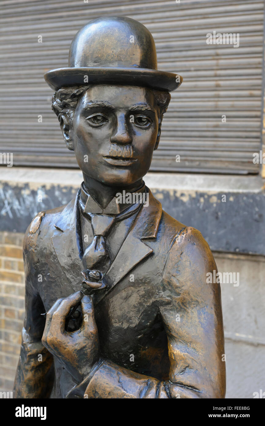 Statue en bronze de Charlie Chaplin par le sculpteur John Doubleday à Londres, Royaume-Uni. Banque D'Images