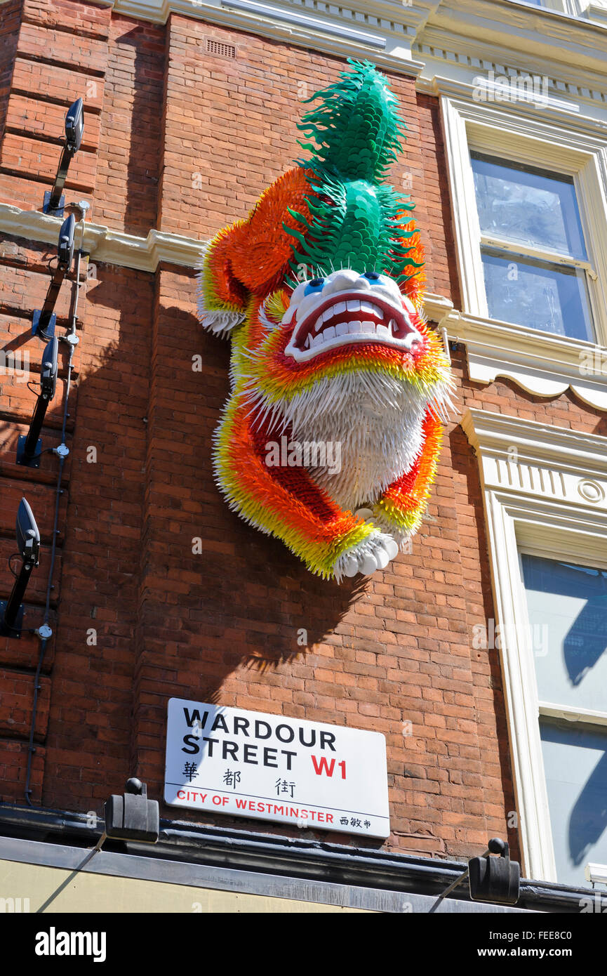 Un chien chinois décoration sur le mur dans le quartier chinois à Londres, Royaume-Uni. Banque D'Images