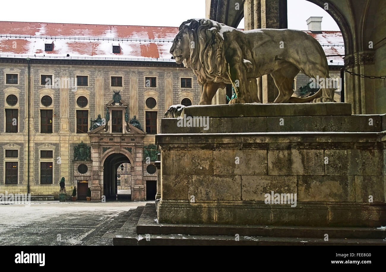 Munich, Allemagne - hiver vue d'Odeonsplatz avec palais Residenz et Feldherrnhalle avec une statue de lion, symbole de la Bavière Banque D'Images
