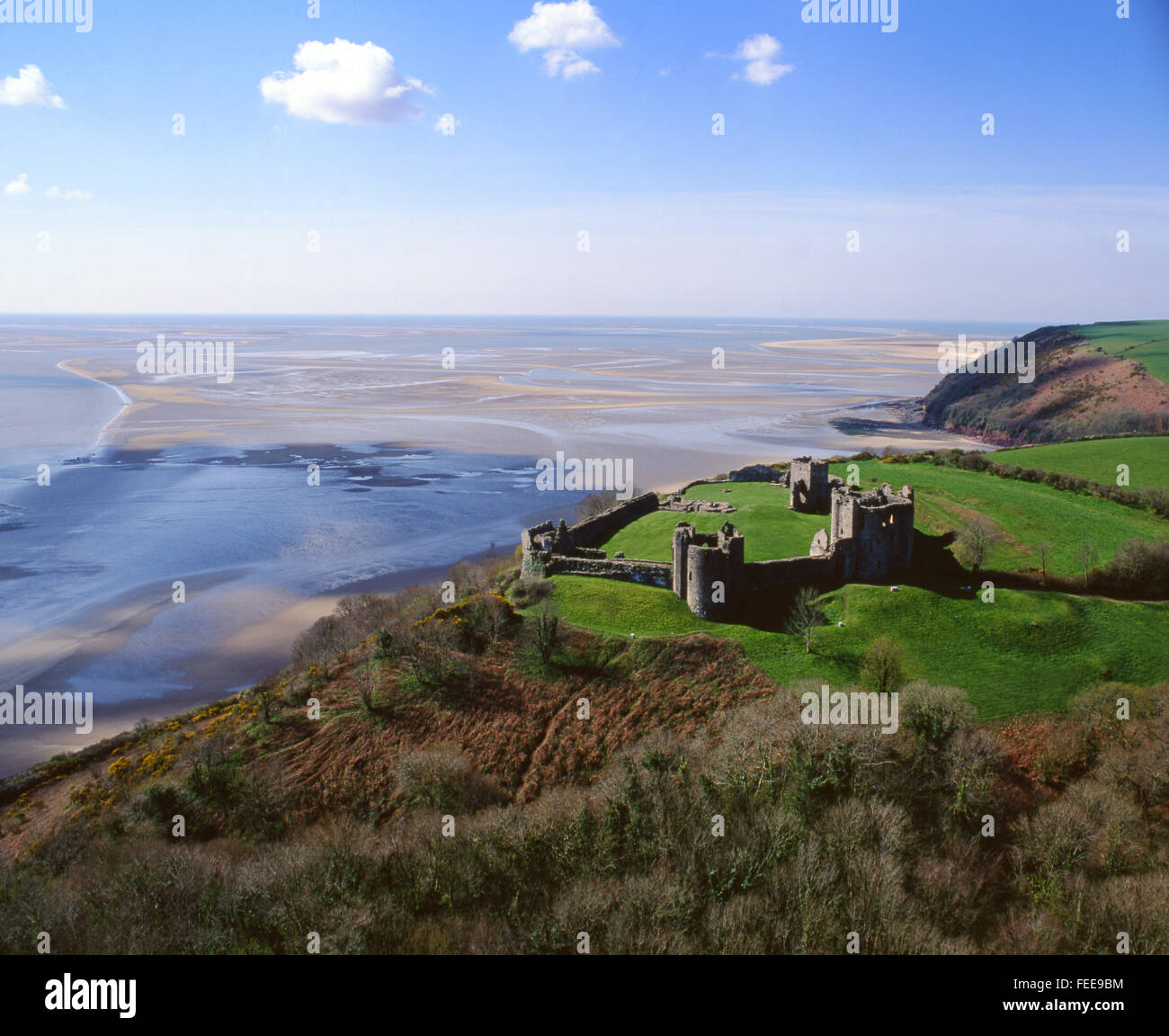 Vue aérienne Château Llansteffan Tywi Towy des sables bitumineux de l'estuaire à marée basse, la baie de Carmarthen Carmarthenshire South Wales UK Banque D'Images