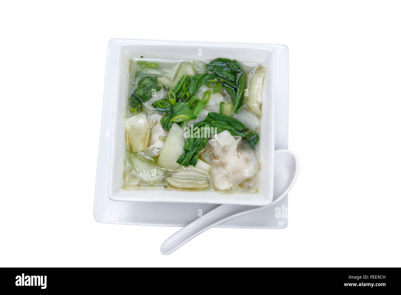 Wonton soup soupe de légumes chinois, plat sur fond blanc Banque D'Images