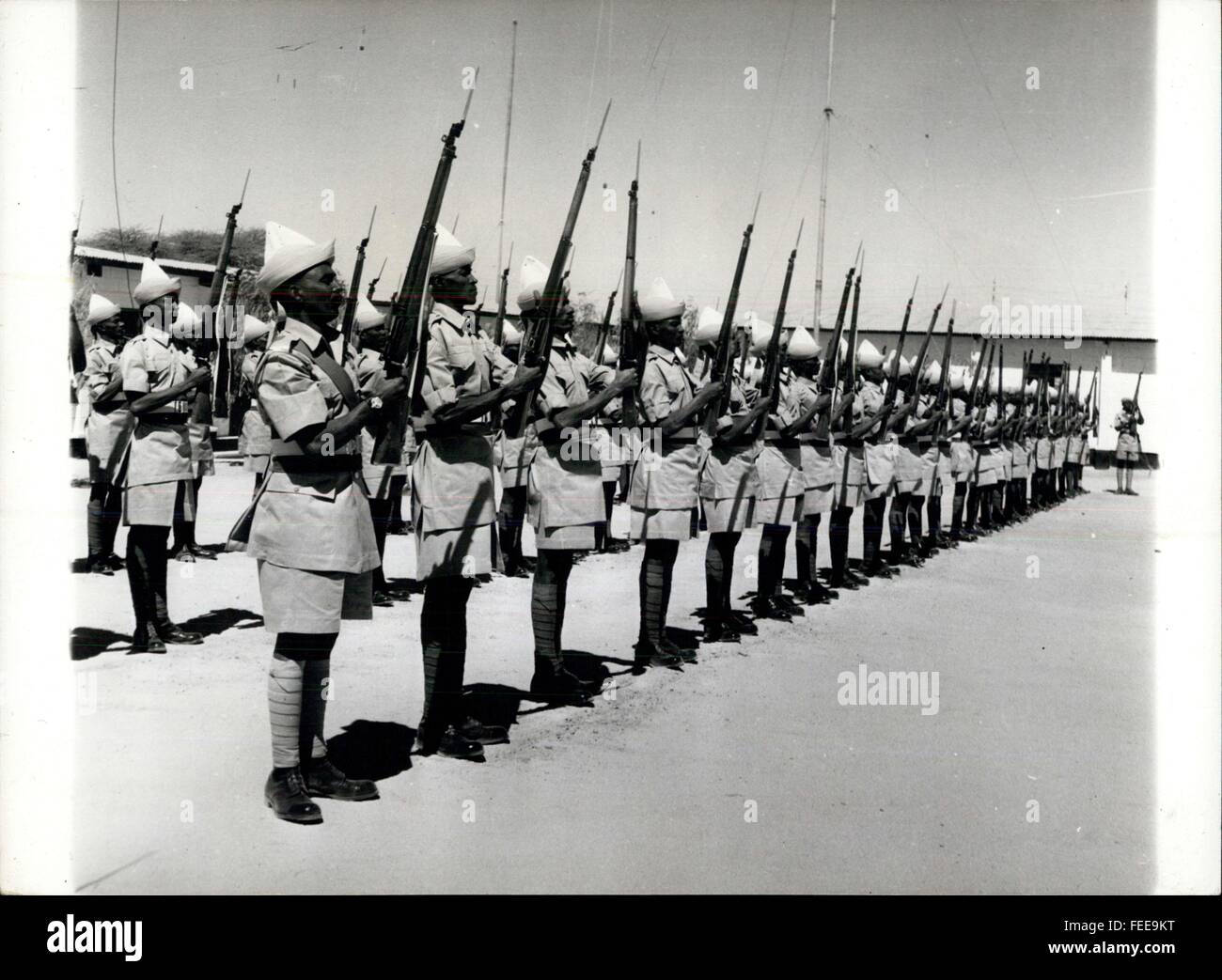 1957 - Les Scouts du Somaliland : Matin Percer la parade : La Scoute présente les armes. Leur Turnoour et standard de compression est de forage avec celle de tout Indien britannique ou roiment. © Keystone Photos USA/ZUMAPRESS.com/Alamy Live News Banque D'Images