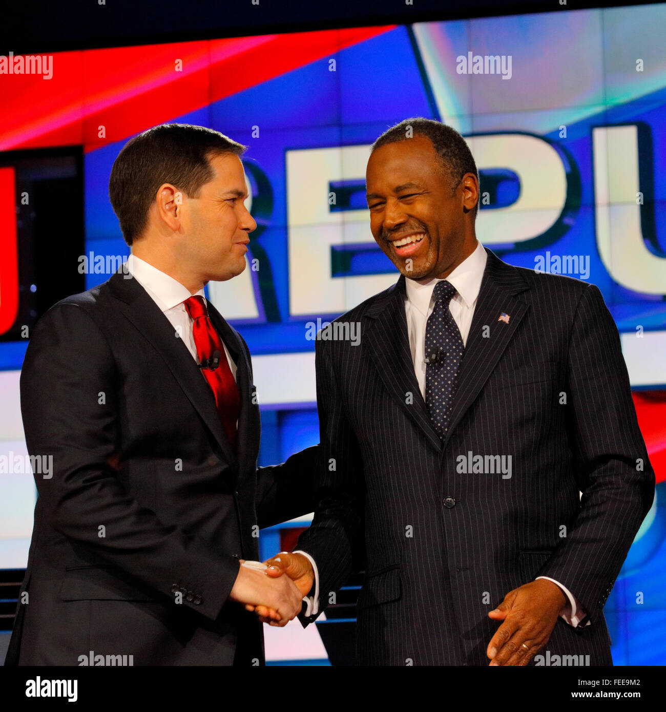 LAS VEGAS - 15 DÉCEMBRE : l'ancien candidat présidentiel républicain Le Dr Ben Carson, serre la main avec le sénateur républicain Marco Rubio à CNN débat présidentiel au monde, le 15 décembre 2015, Las Vegas, Nevada Banque D'Images