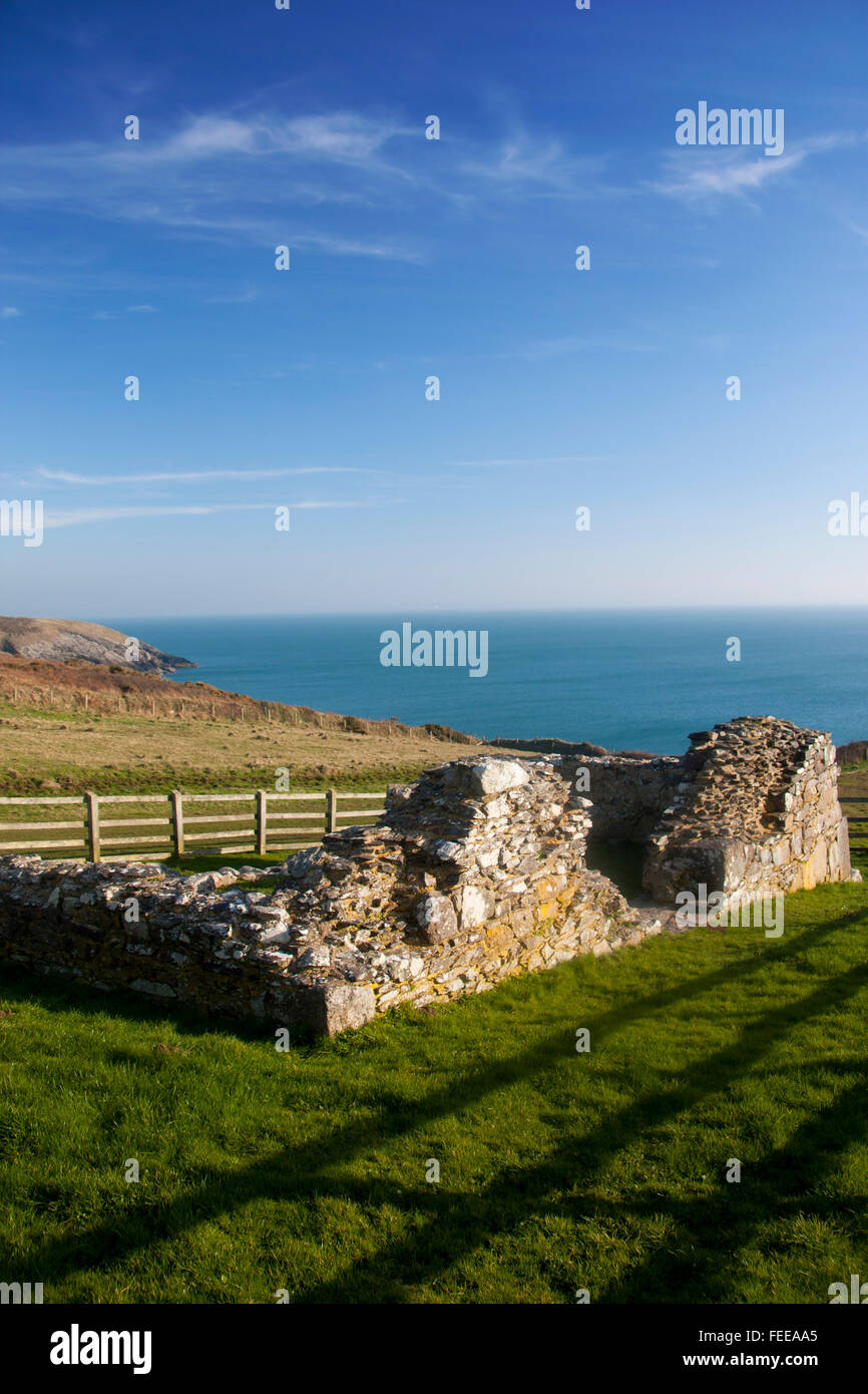 Ruine de la chapelle Non St près de St David's surplombant la baie Non St et St Bride's Bay, Pembrokeshire Wales UK Banque D'Images