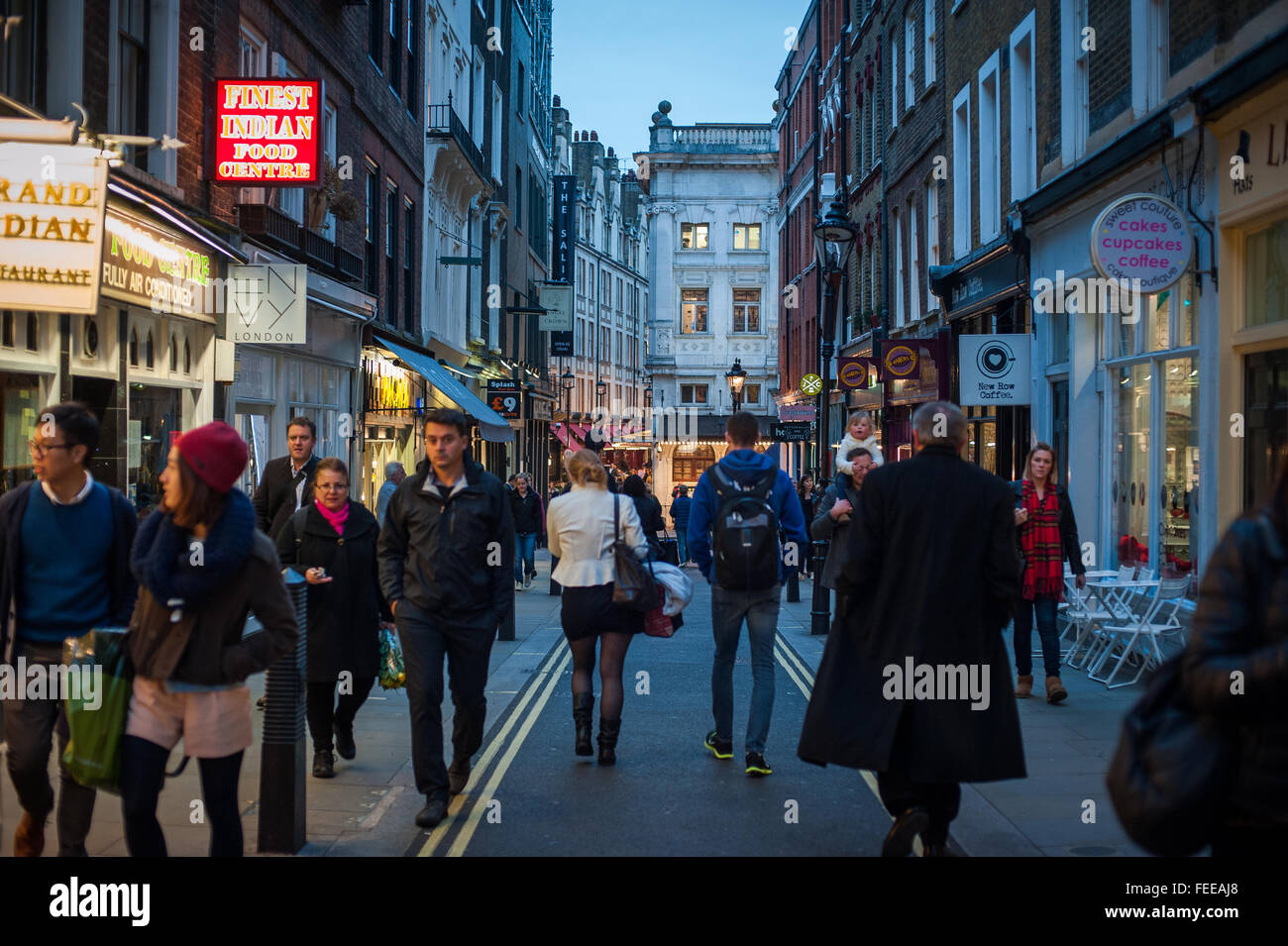 Les consommateurs, les touristes, les travailleurs en début de soirée à Soho, Londres Banque D'Images