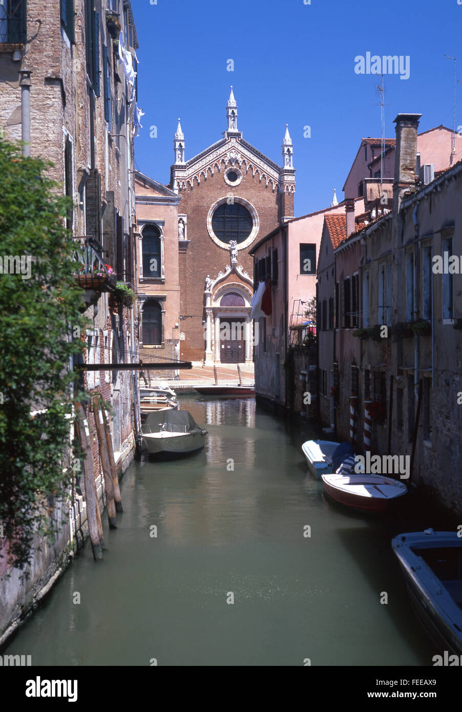 Madonna dell'Orto (Vierge de l'église Jardin) façade avant vers le bas vu encadrée Cannaregio canal Venise Vénétie Italie sestier Banque D'Images