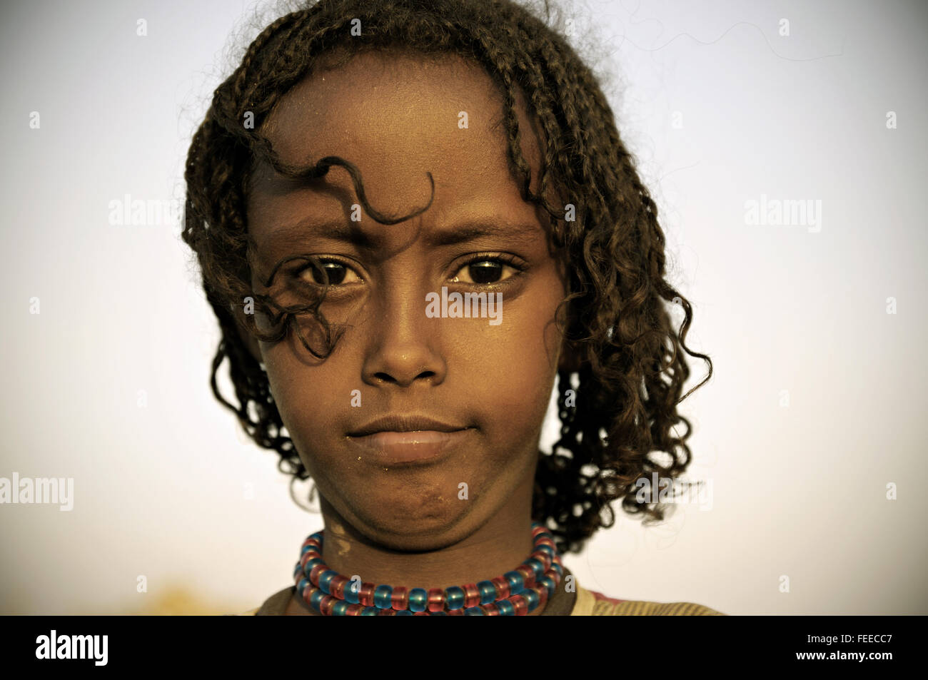 Close-up d'un loin fille dans le village d'Ahmed Ela, dépression Danakil, région Afar, Ethiopie Banque D'Images