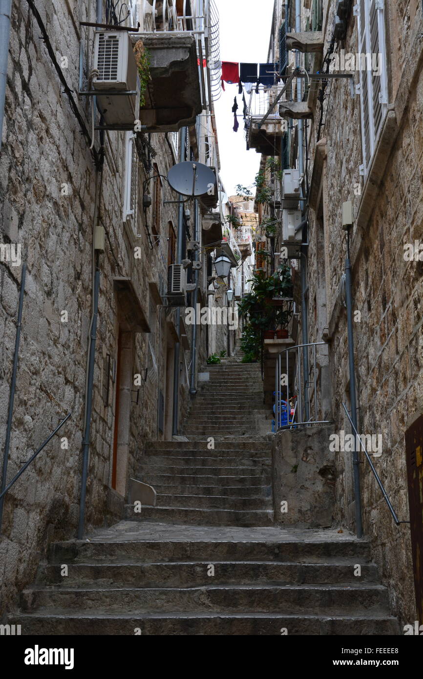 Escaliers grimper sur l'une des étroites ruelles de la vieille ville de Dubrovnik, Croatie. Banque D'Images