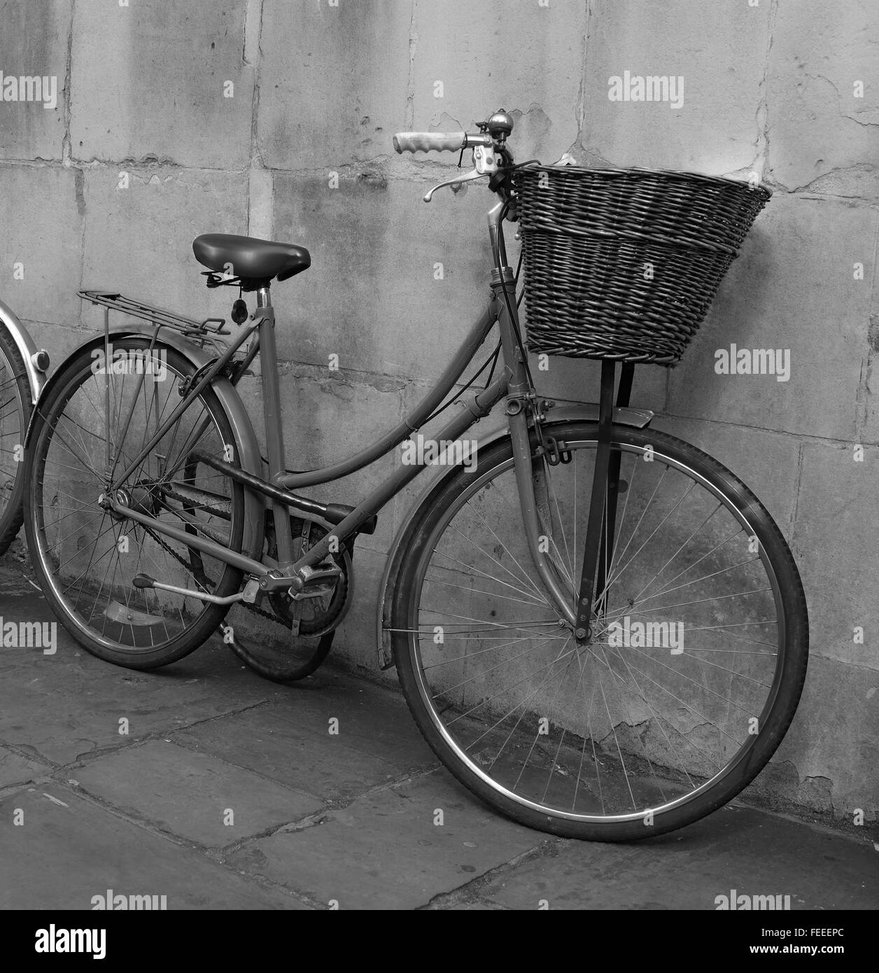 Old Women's bikes utilisés par les étudiants dans la ville universitaire de Cambridge. Juillet 2014 Banque D'Images
