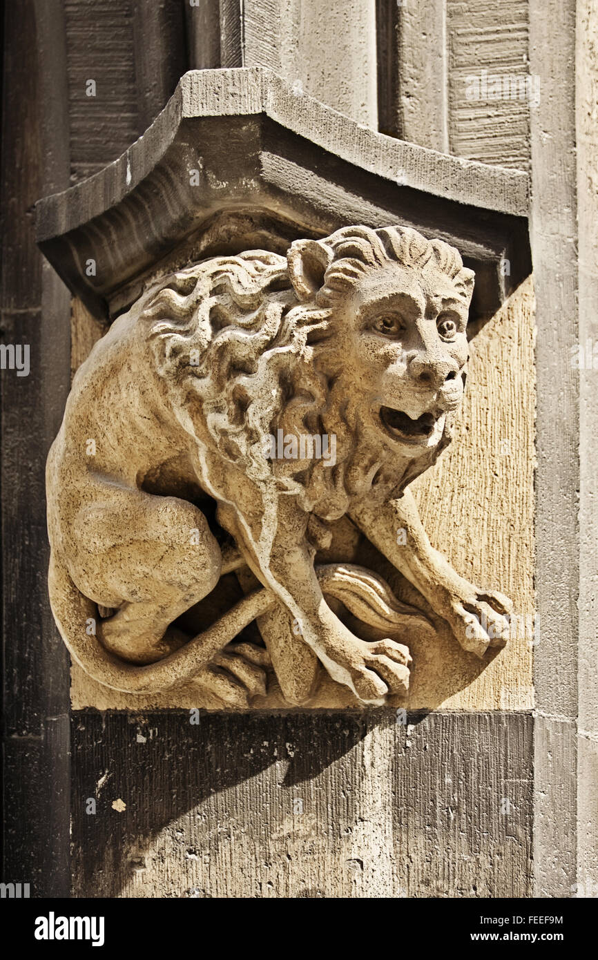 La figure du lion gothique pierreux sur l'hôtel de ville de Marienplatz, Munich, Allemagne Banque D'Images