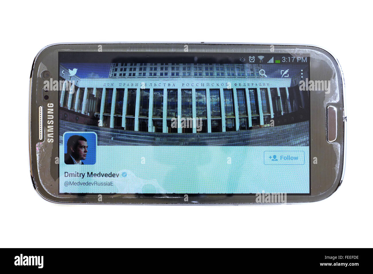 Le compte Twitter de Dmitri Medvedev sur un smartphone écran photographié sur un fond blanc. Banque D'Images
