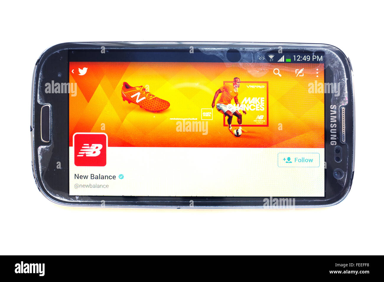 Le nouvel équilibre Twitter page sur un smartphone écran photographié sur un fond blanc. Banque D'Images