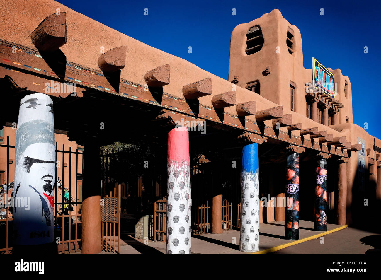 Santa Fe, Musée d'art autochtone contemporain, sélections de la collection permanente illustrant les conflits armés de plus de 500 ans. Banque D'Images