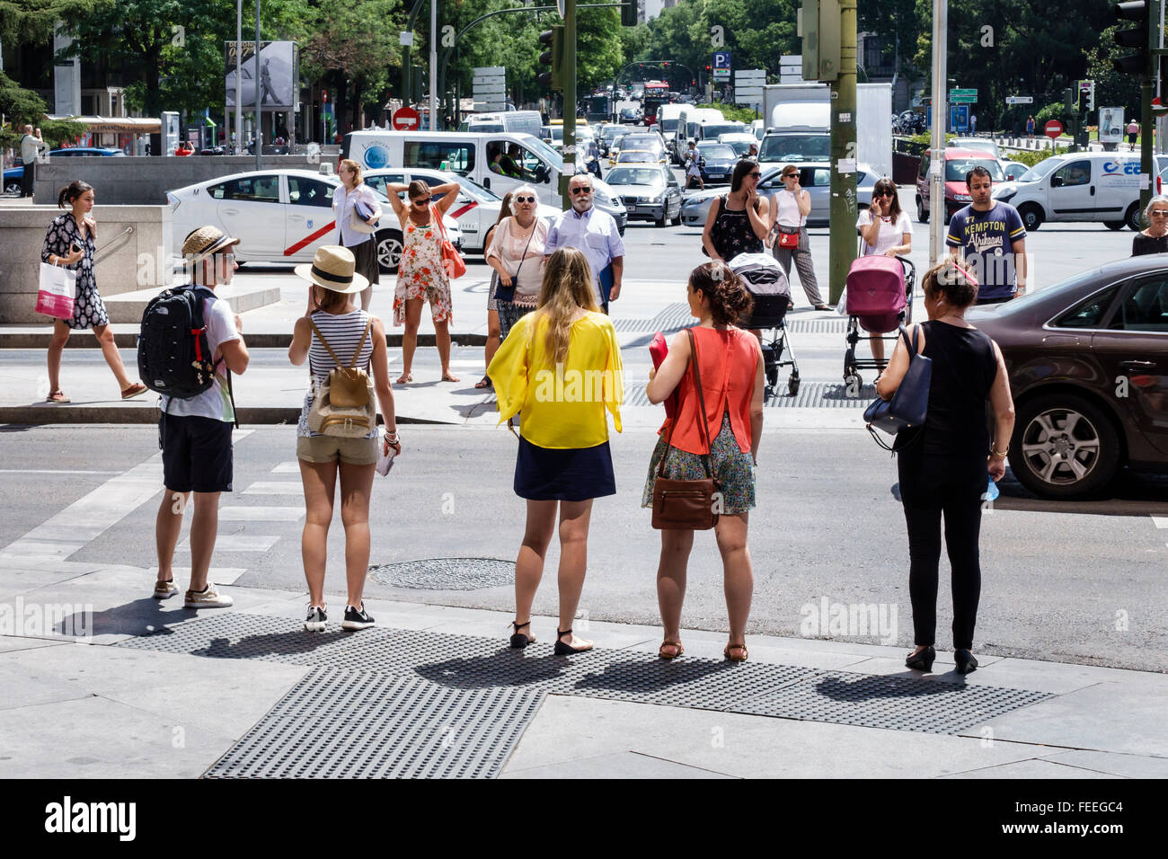 Madrid Espagne,Europe,européen,Espagnol,hispanique hispanique Latins Latino Latinos,Espagnol,Chamberi,Plaza de ColÃ³n,trafic,attente,traverser St Banque D'Images