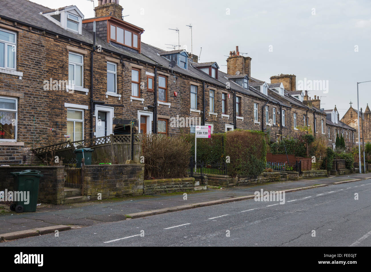 Une rangée de maisons mitoyennes dans RoadBradford Wilmer West Yorkshire Angleterre Banque D'Images