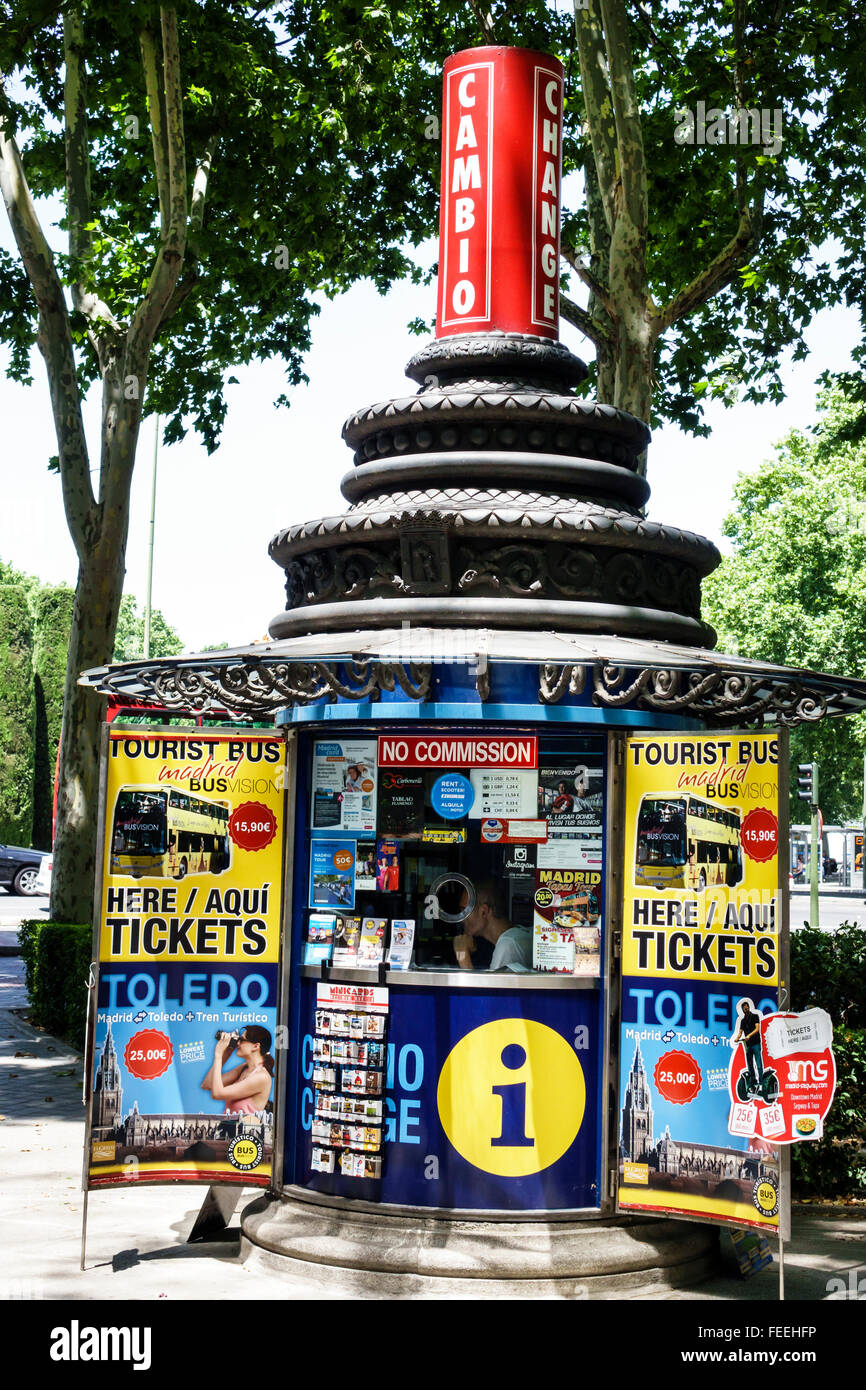 Madrid Espagne,Europe européenne,Espagnol,Centro,Retiro,Paseo del Prado,kiosque d'échange,visites,agent,vente,billets,bus,Spain15708072 Banque D'Images