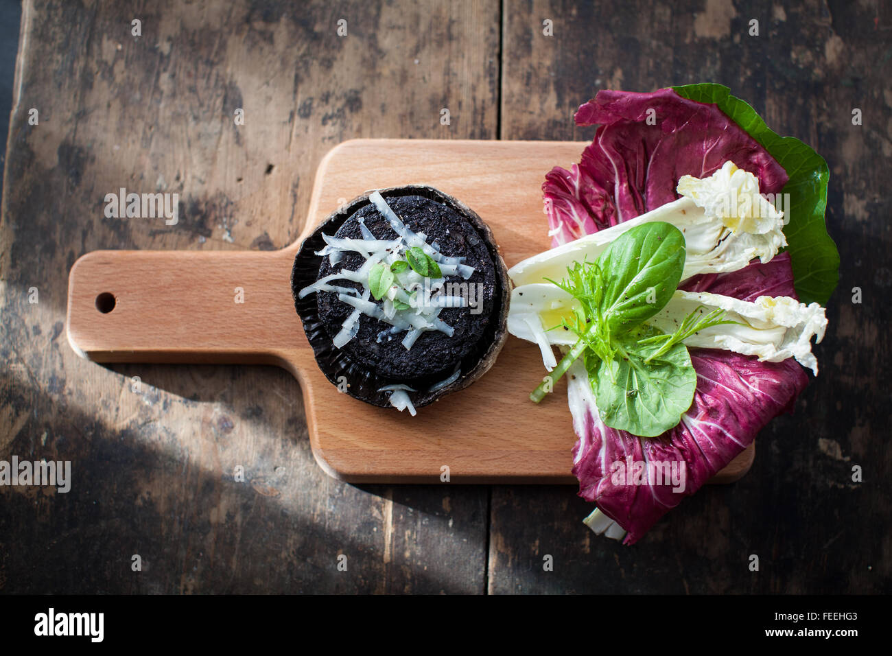 Burger au boudin noir salade organique Banque D'Images
