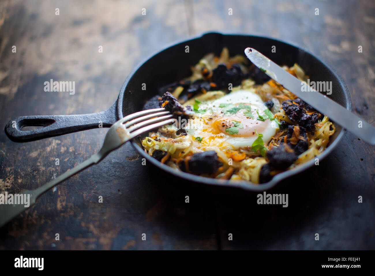 Une poêle pleine de boudin noir fait maison de hachage. Banque D'Images