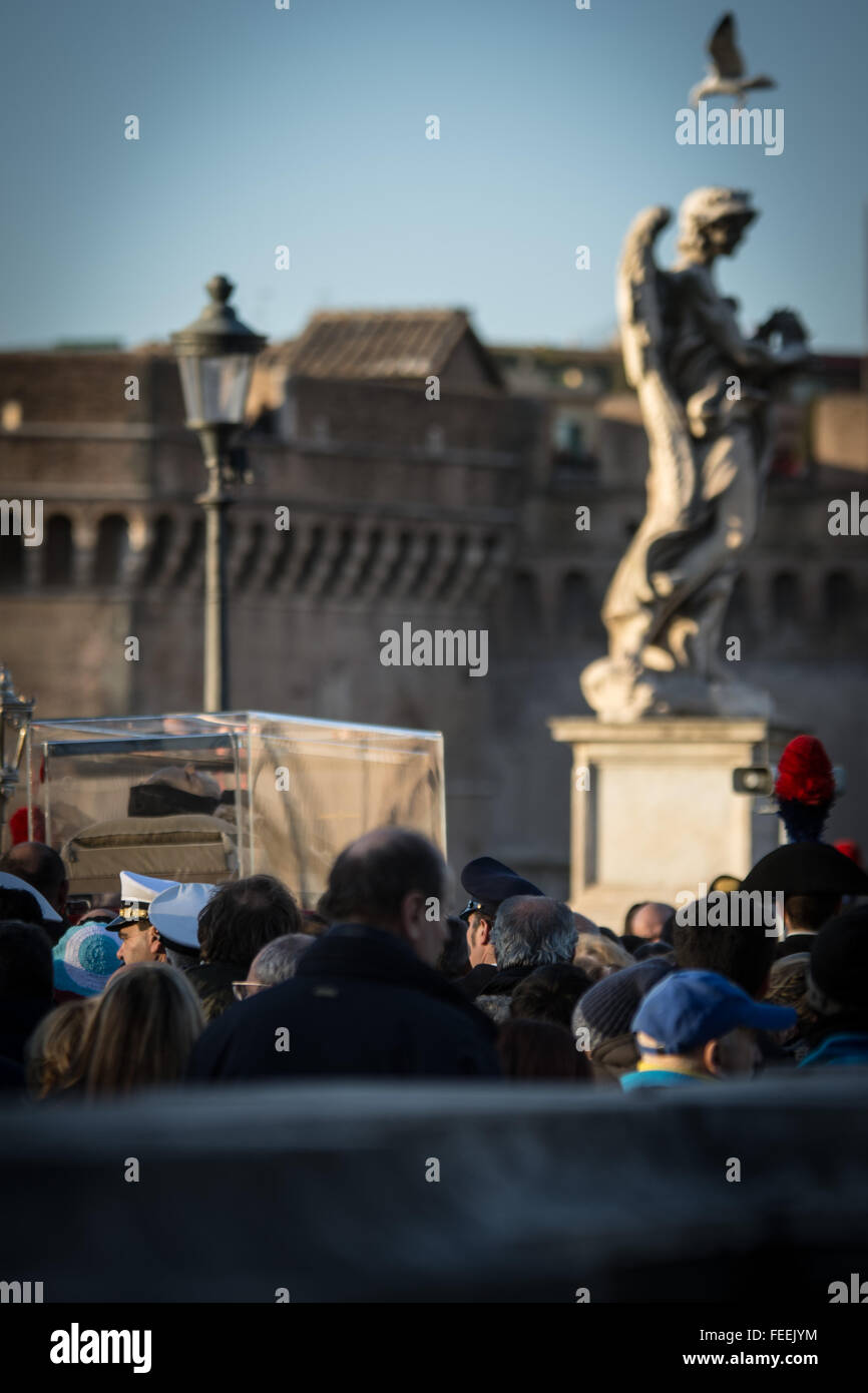 Rome, Italie. 05 Feb, 2016. un moment de passage de la procession sur le pont Saint Angelo. Procession avec les reliques de Padre Pio et San Leopoldo pour le Jubilé de la miséricorde. Credit : Andrea Ronchini/Pacific Press/Alamy Live News Banque D'Images