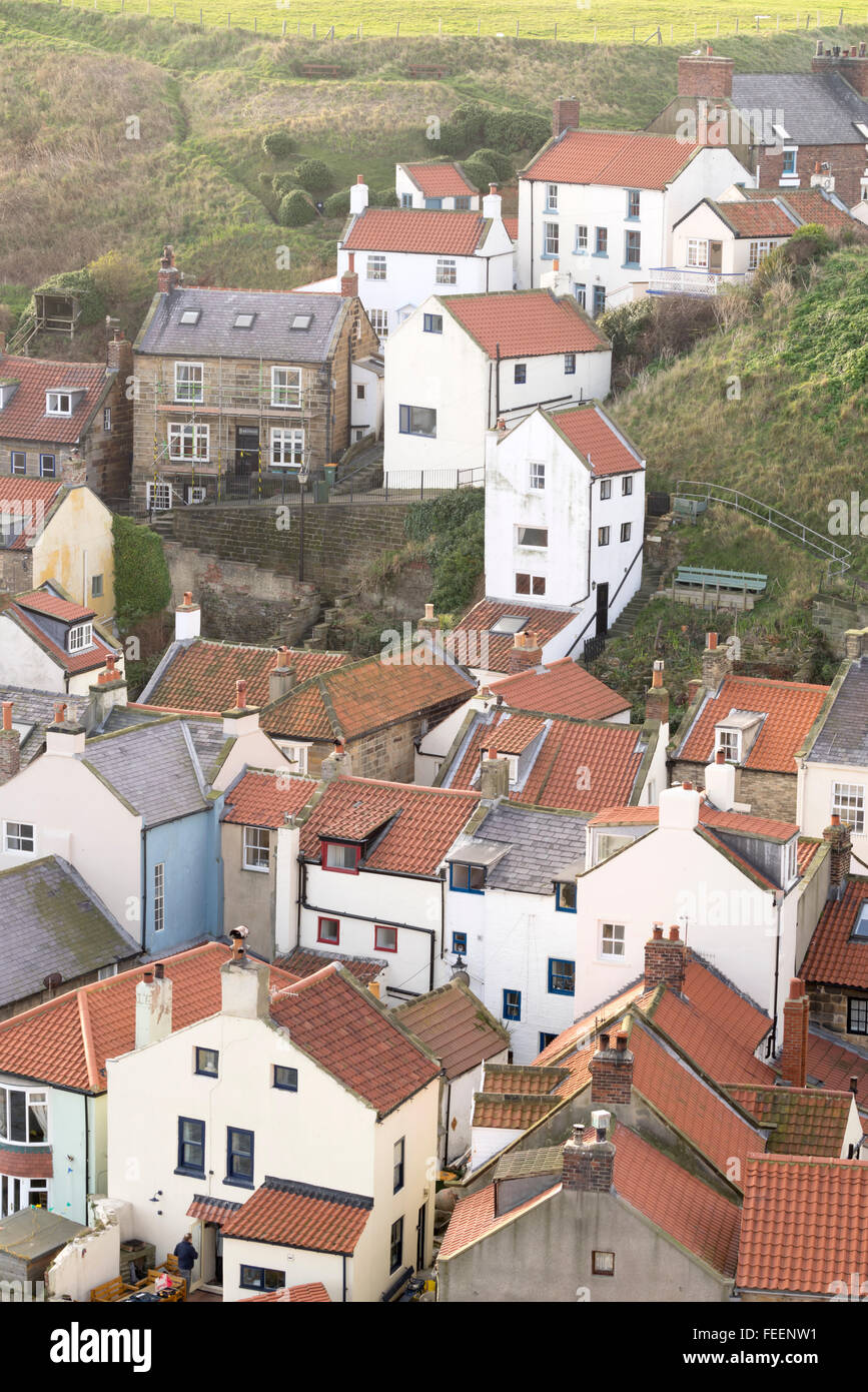 Les chalets et les toits dans le joli village de pêcheurs de Staithes sur le littoral du patrimoine du Yorkshire du Nord. Banque D'Images