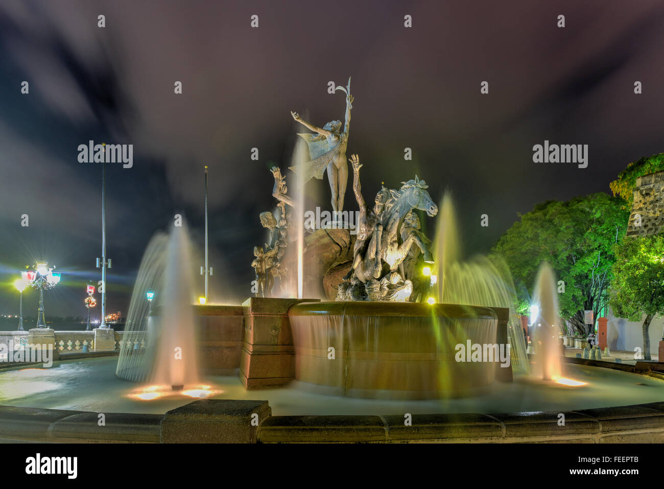 Fontaine Raices Old San Juan à l'extrémité du Paseo de La Princesa, Puerto Rico la nuit. Banque D'Images