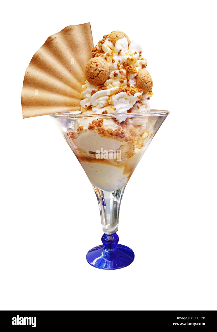 Les délicieux sundae garnie de crème fouettée et de la sauce d'amaretti, isolated on white Banque D'Images