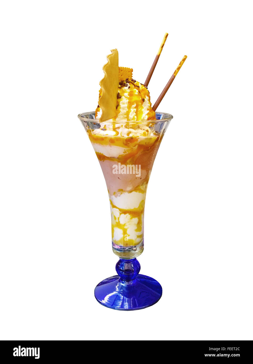 Les délicieux sundae garnie de crème chantilly et sauce cacao, isolated on white Banque D'Images