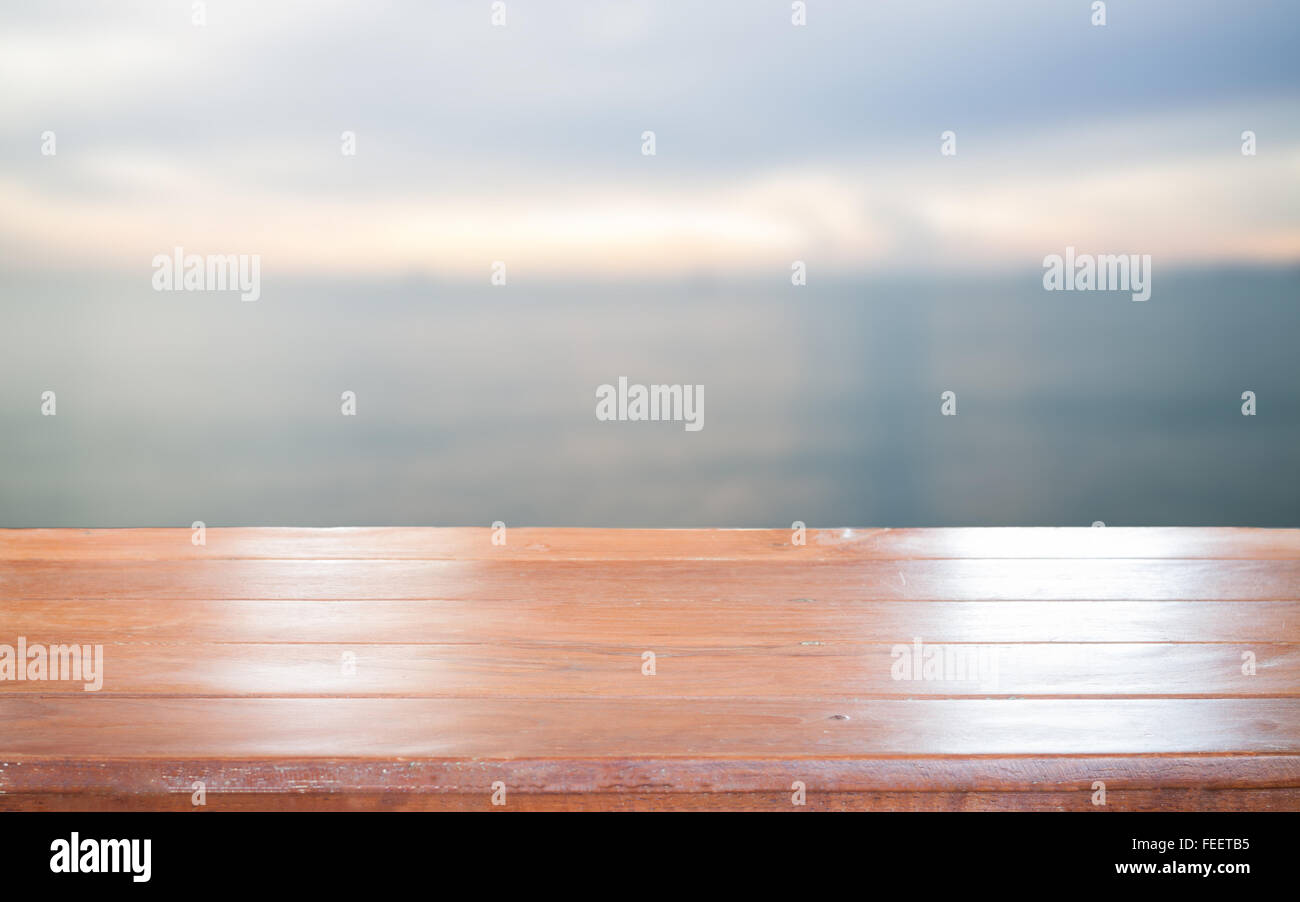 Ancienne table en bois vide haut avec fond mer Banque D'Images