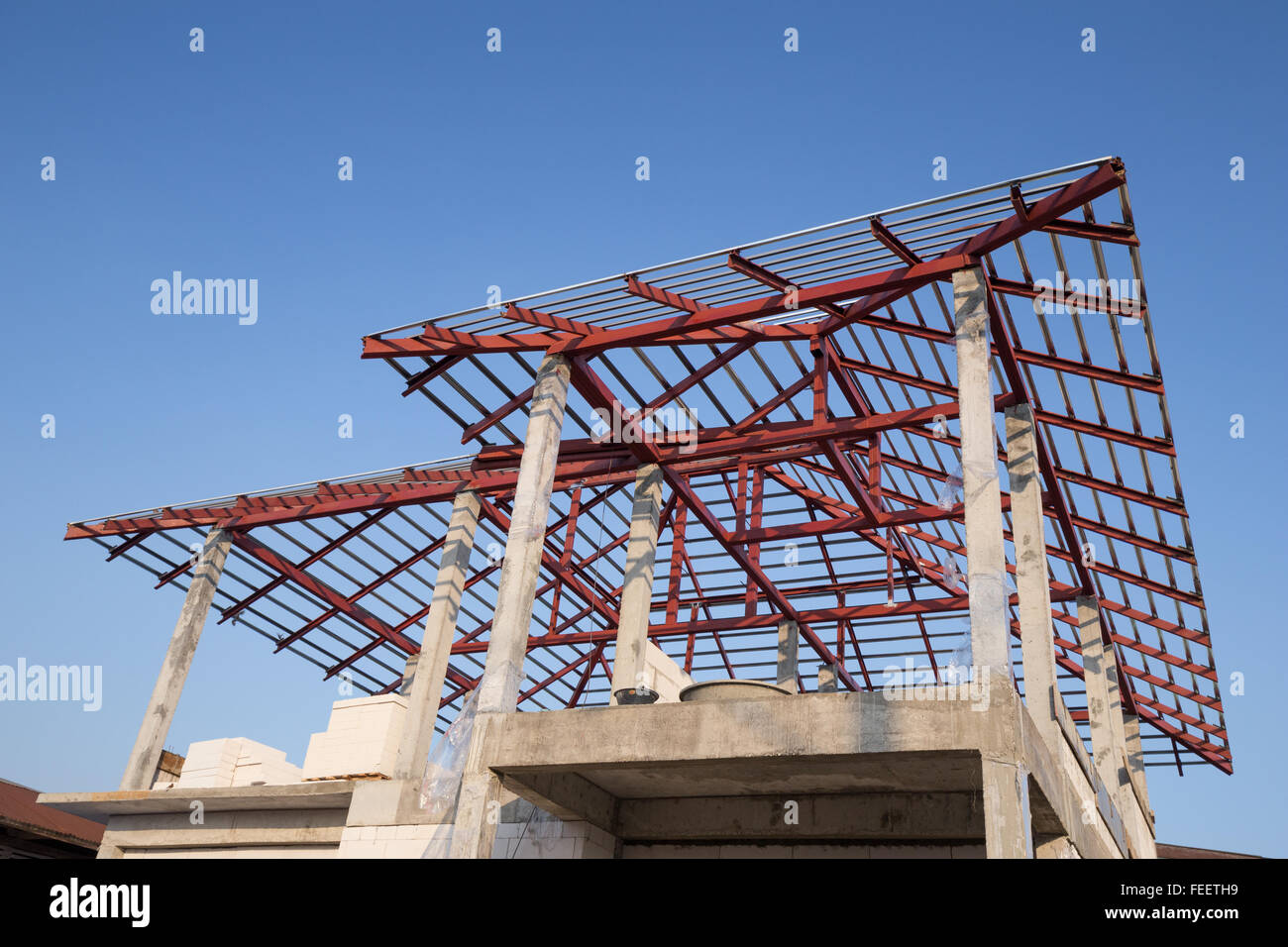 L'acier de faisceau en toiture du bâtiment la construction résidentielle avec sky Banque D'Images