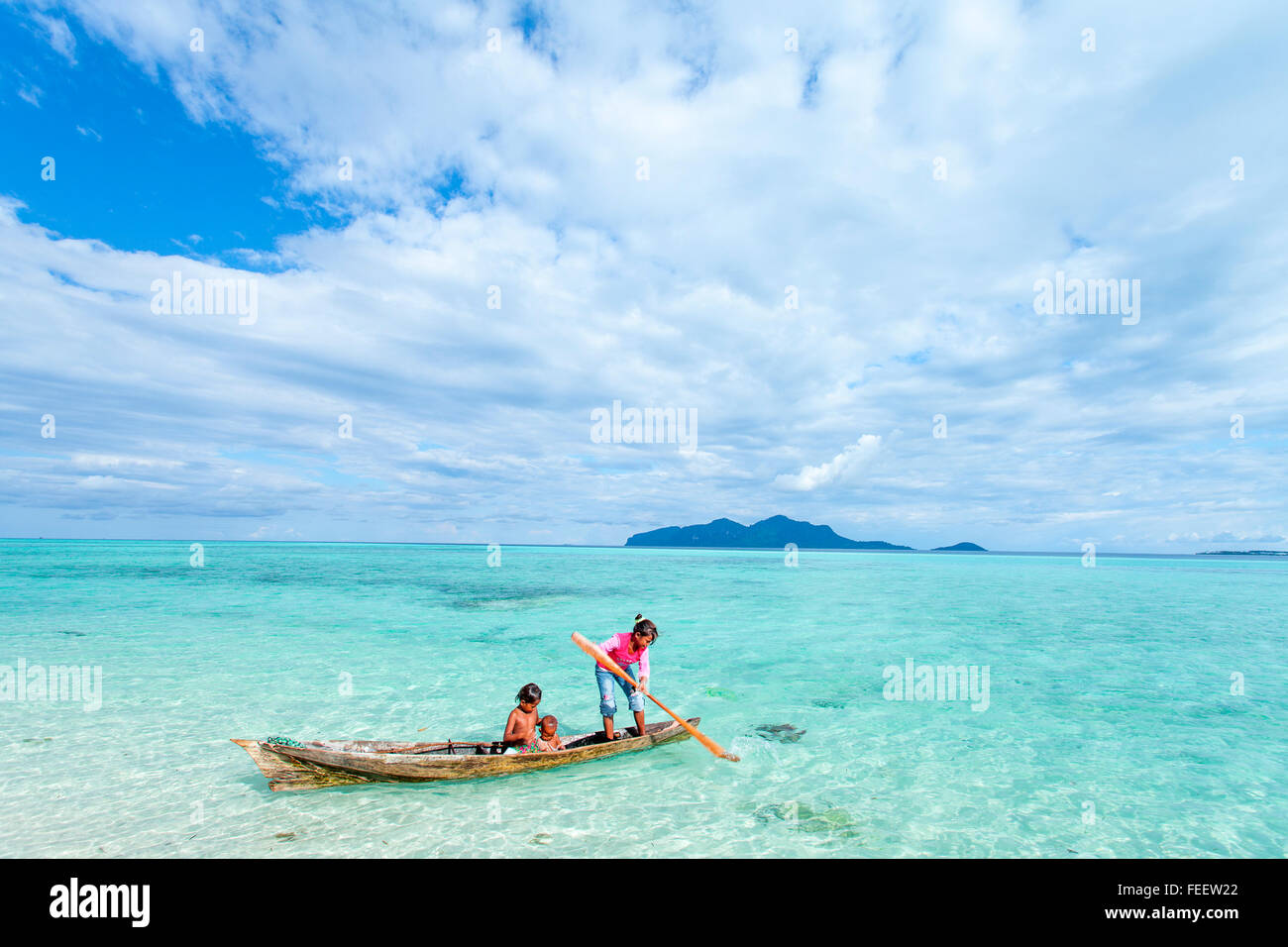 Borneo Sea Gypsy kids sur un canots dans l'île de Sipadan Mabul Sabah, Bornéo, Malaisie. Banque D'Images