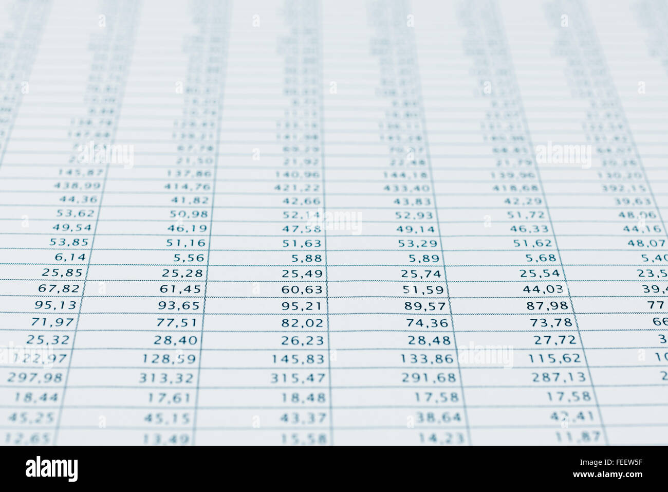 Rapport de données d'entreprise focus sélectif close up. Feuille de stats mensuels des actions. Dans les tons bleu. Banque D'Images