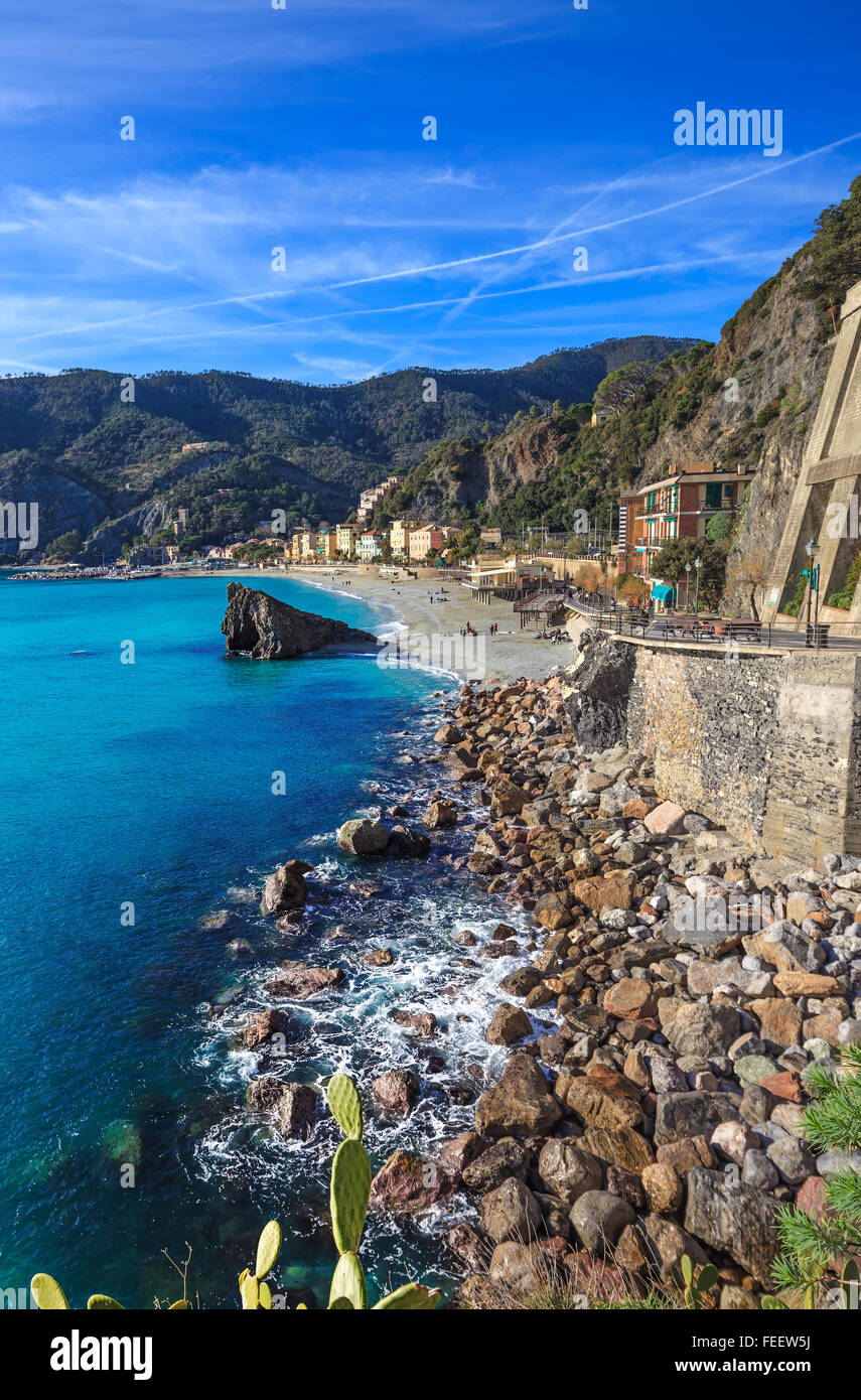 Plage de Monterosso, la baie de la mer et les roches paysage. Cinque Terre, Ligurie Italie Banque D'Images