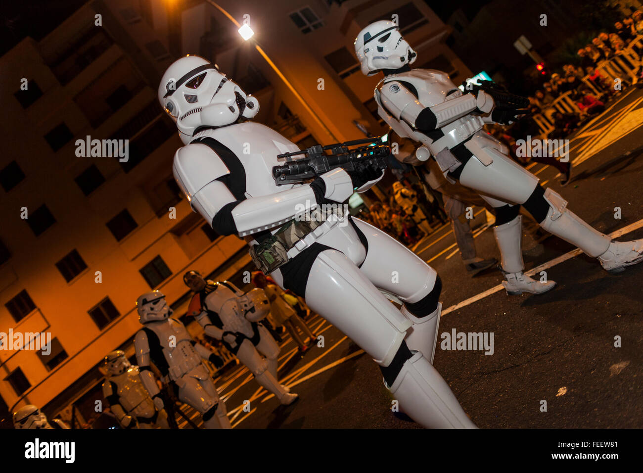 Santa Cruz de Ténérife. 5 févr. 2016. Caractères, les danseurs et les flotteurs à la parade d'ouverture du Carnaval de Santa Cruz de Tenerife. Des milliers de personnes dans les groupes de danseurs, murgas, comparsas, général et robe de célébrer le début officiel de la nuit de Carnaval avec défilé dans les rues de Santa Cruz. Banque D'Images